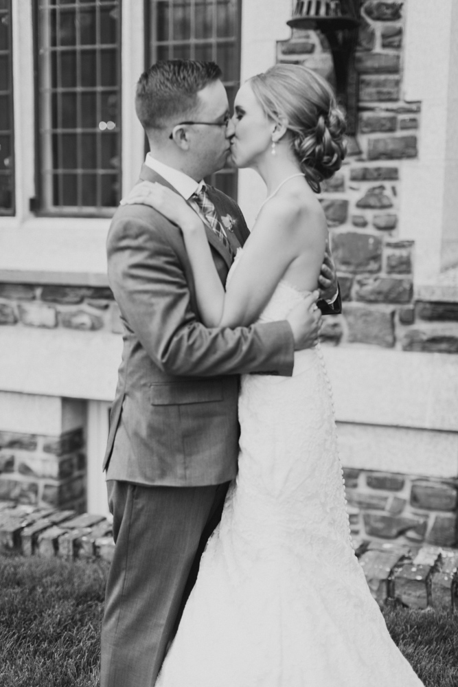 bride and groom kissing, nicole sarah wedding photographer in calgary