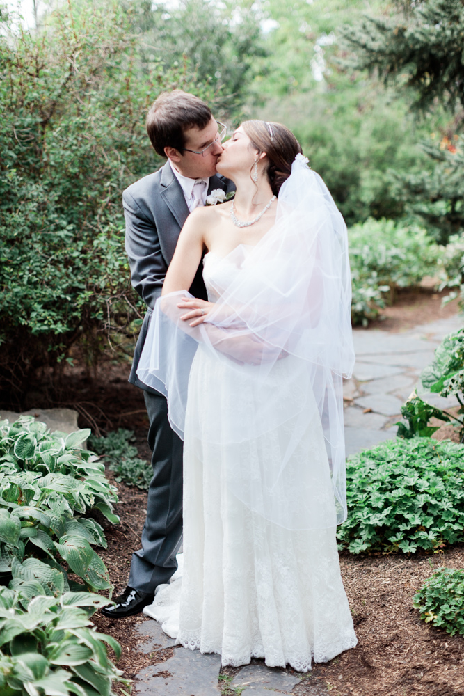 couple kissing, romantic calgary zoo wedding