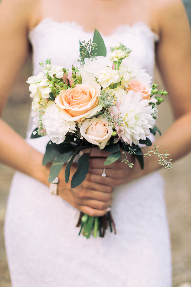 15 bridal bouquet ideas, roses, rose bouquet, peonie, green bouquet, bride