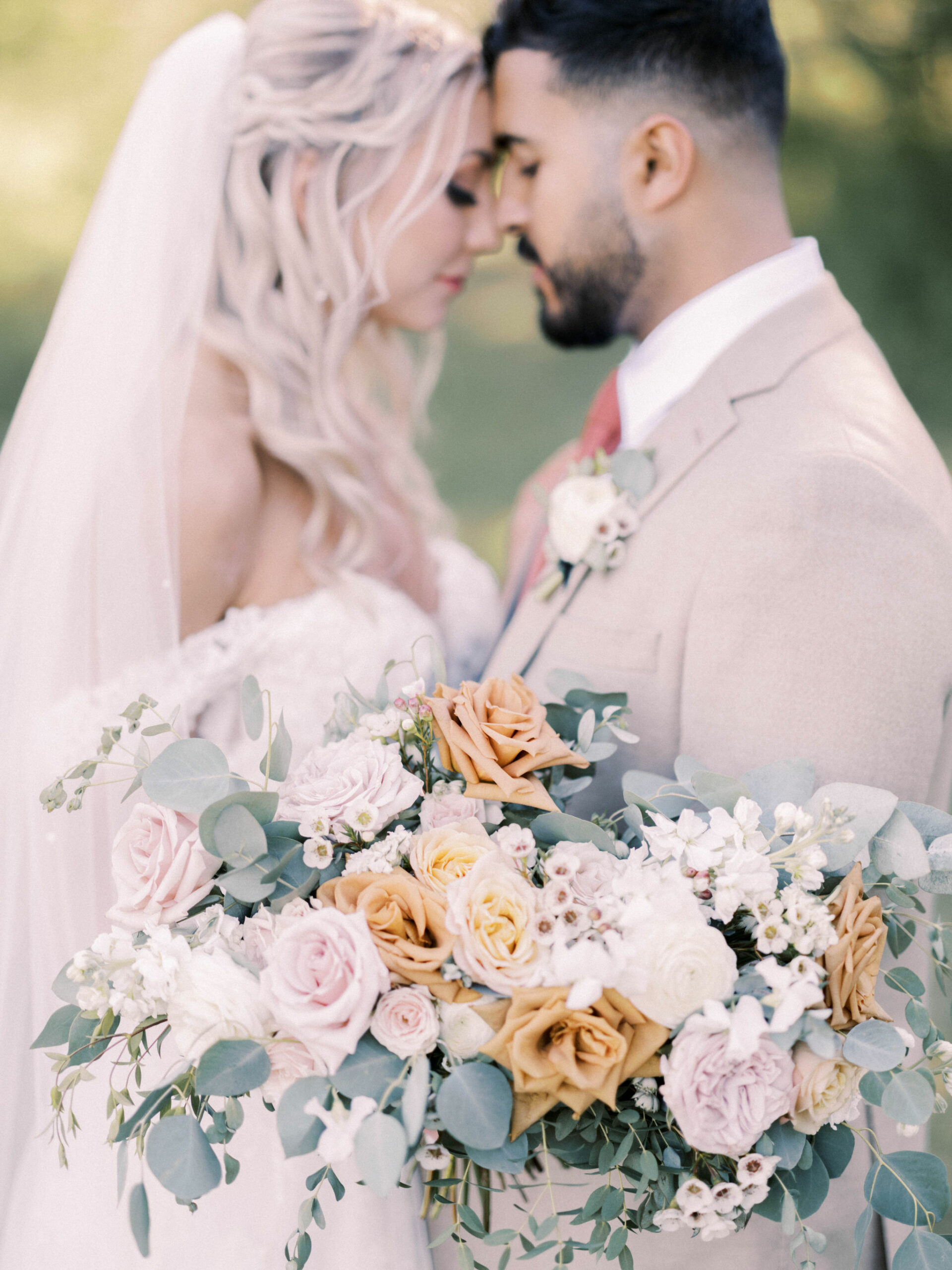 The top 15 Wedding Floral Trends for 2023, toffee roses, neutral bouquet, large bouquet