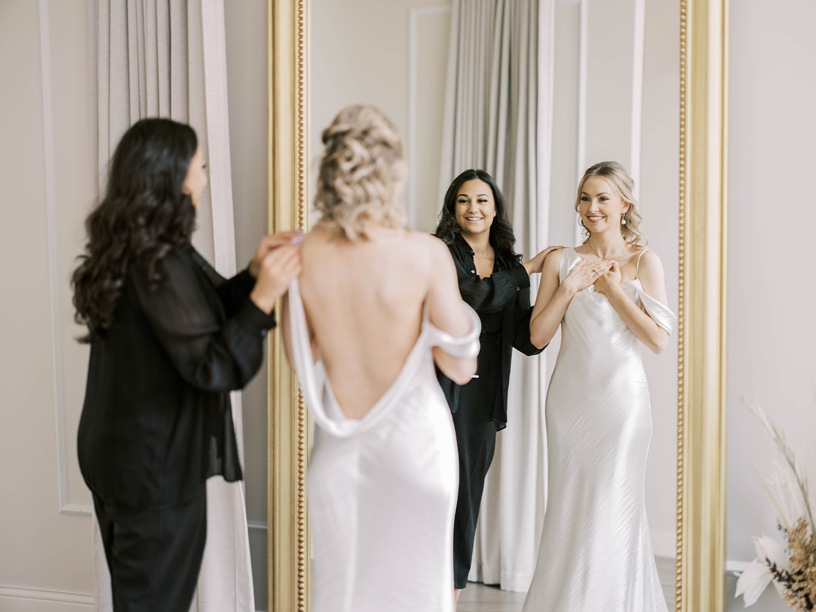 How to find the perfect wedding dress Calgary Wedding Photographers, blush and raven, nicole sarah, wedding dress shopping, bridal gown tips, wedding dress tips