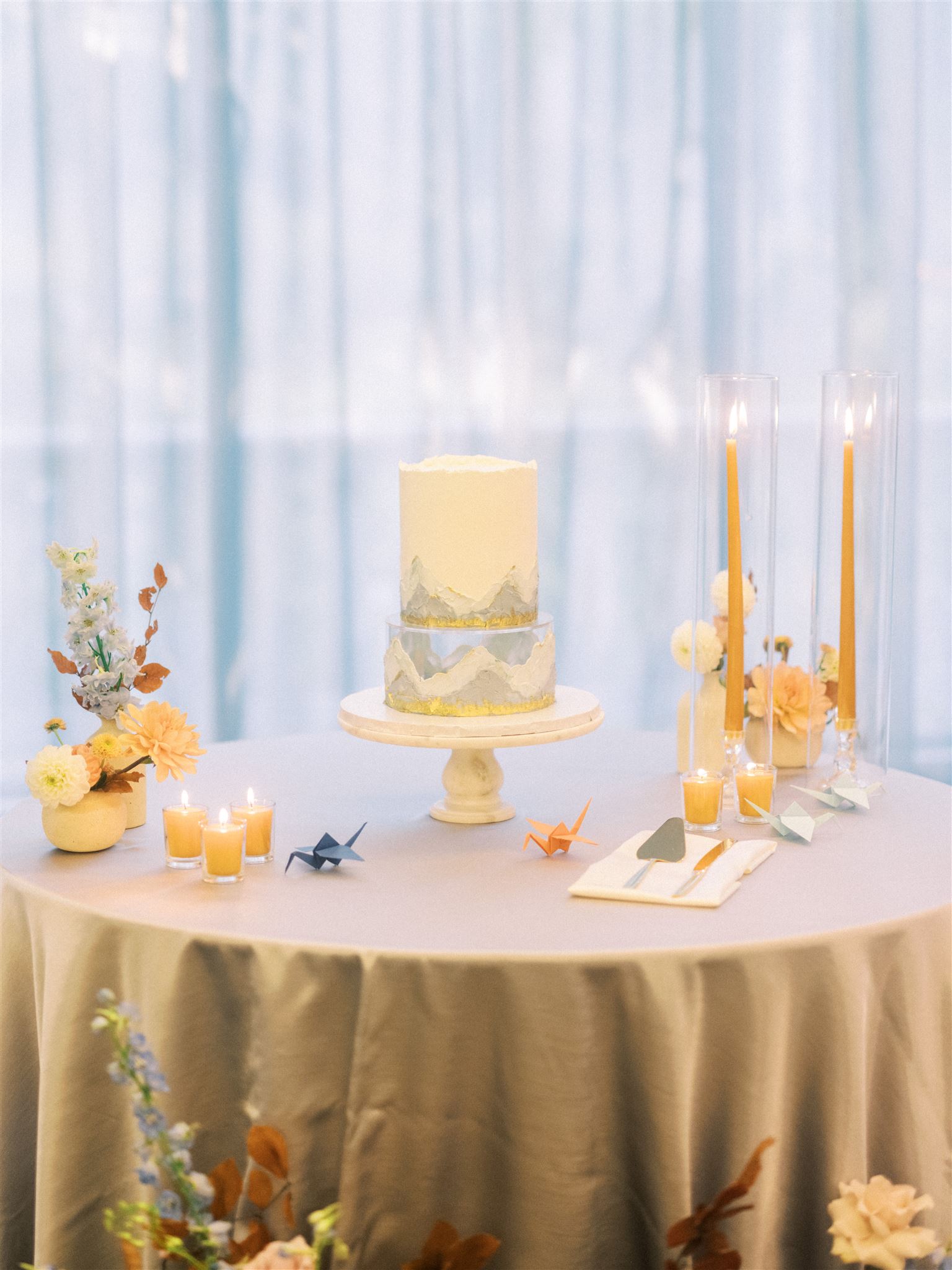 blue florals, wedding centrepiece, floral centrepiece, fall wedding, wedding cake, custom wedding cake, handpainted wedding cake