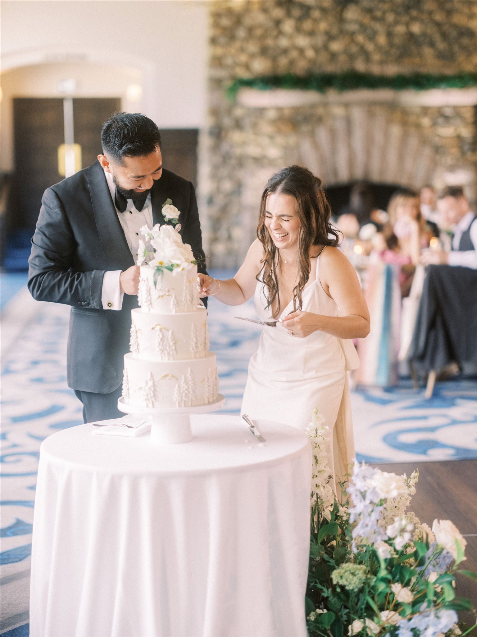 Best tips for candid wedding photos, couple cutting wedding cake, couple laughing cutting wedding cake